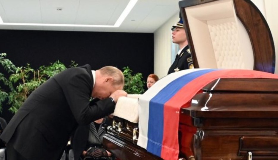 (Видео) Путин со солзи во очите, букет рози и длабок поклон го испрати својот соработник