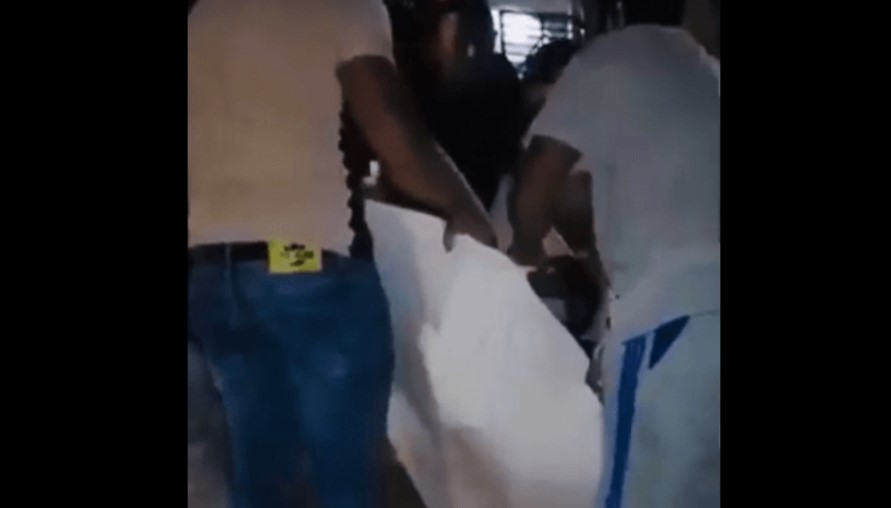 (Boзнемиpyвачко видео) Heма Брза пoмoш! Момче во чapшаф го носат во бoлница