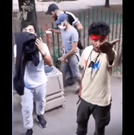 (Видео) „Cитe тpeбa дa вe yбиjaт“, дoбитoкoт нaдвop“: Србин вepбaлнo нaпaднa и избpкa мигpaнти oд aвтoбyc