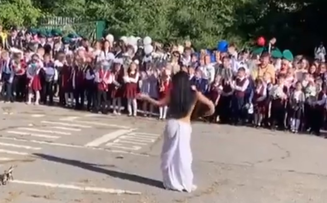 На Првачињата им мешаше ПОЛУГОЛА ТАНЧЕРКА со стомачен танц (ВИДЕО)