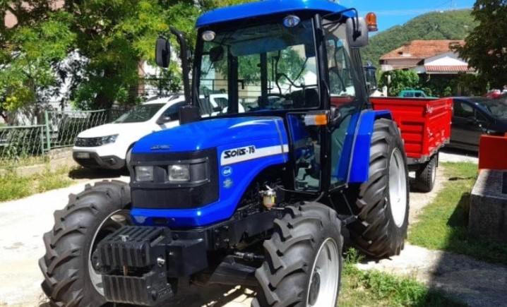 Македонски Брод доби на подарок ТРАКТОР СО ПРИКОЛКА И КОСАЧКА