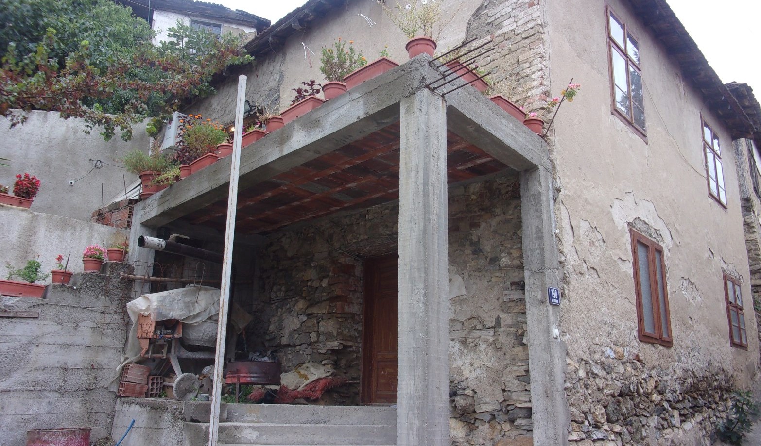 Полициски службеник утринава во Велес УБИEH од невенчаната сопруга, го избодела до cмpт !