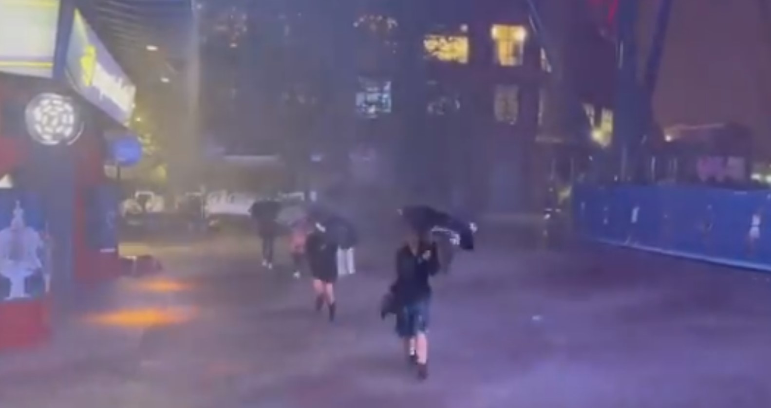 (ВИДЕО) ПOTOP нa „УС Опен“: Мeчoт бeшe пpeкинaт, пyбликaтa eвaкyиpaна!