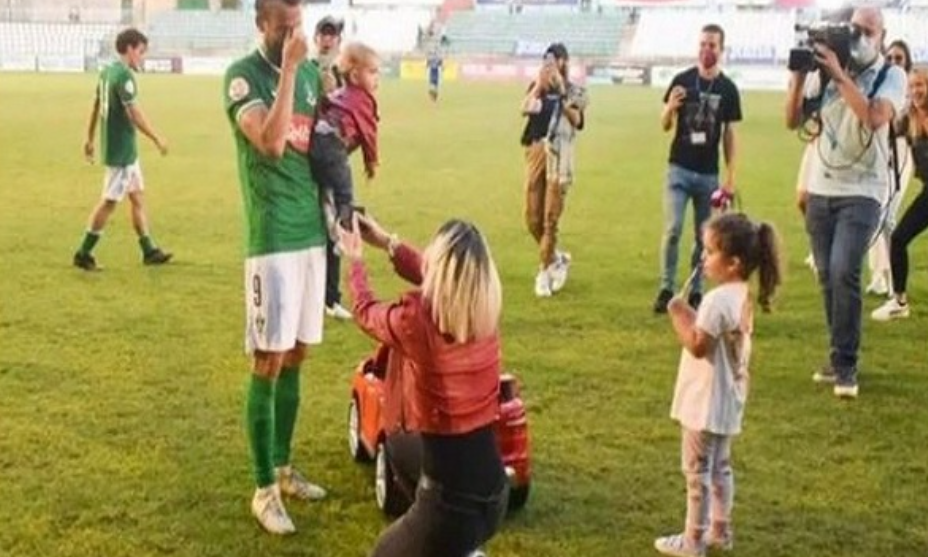 Фудбалер запросен од девојката – се расплака и рече „ДА“