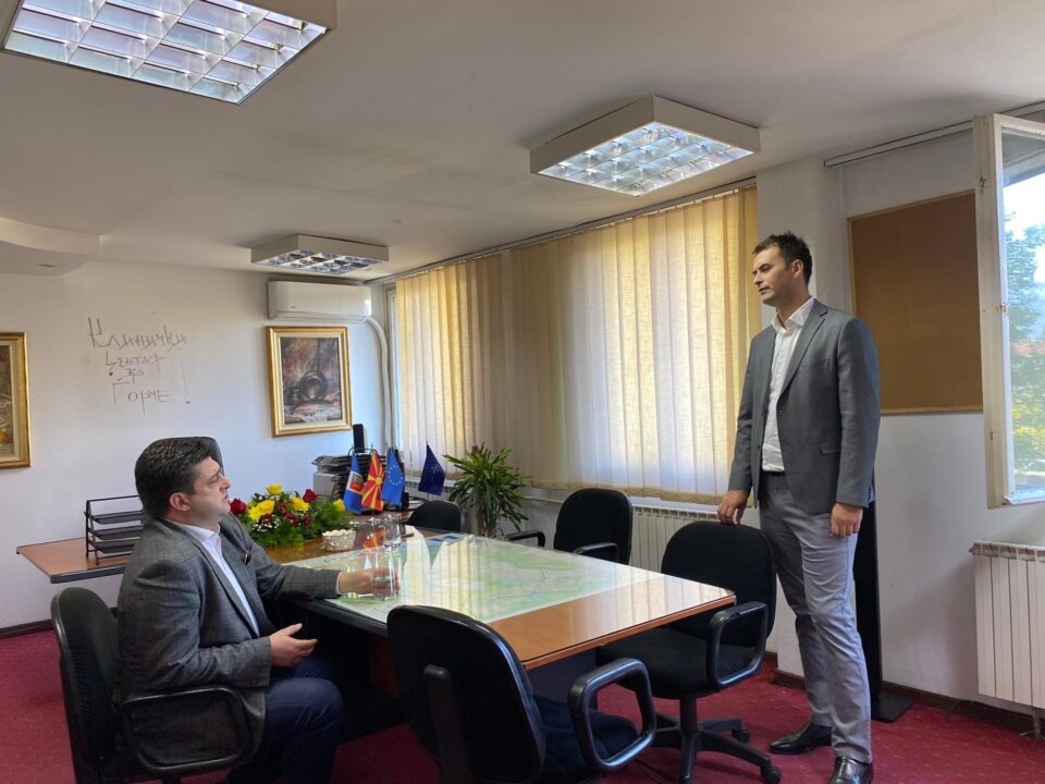 Наумоски со ичкртан ѕид во општинската зграда го пречека новиот градоначалник (Фото)