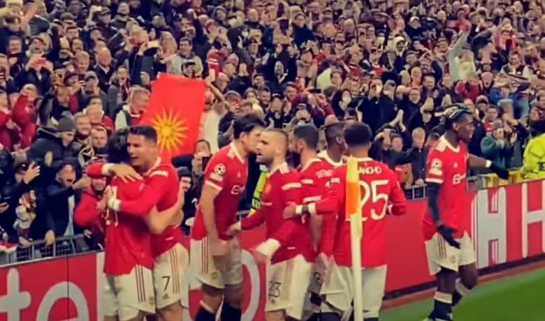 Македонски навивач експлодираше од радост на Олд Трафорд – го развеа знамето од Кутлеш веднаш зад Роналдо (ФОТО)