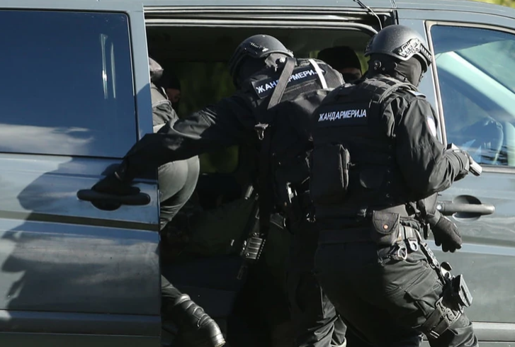 ВАКА ГИ УАПСИЈА ВОЈНИЦИТЕ НА БЕЛИВУК: Снимка од филмската акција за осомничените за тешки убиства (ВИДЕО)