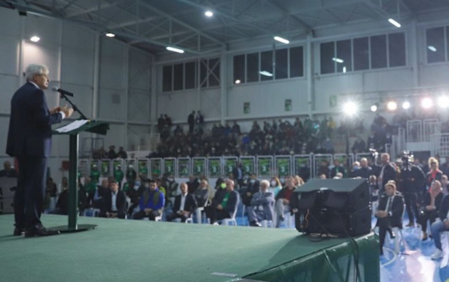 Деветти ден гушкање и поздрави без маски, ама само за политичарите – за другите казни