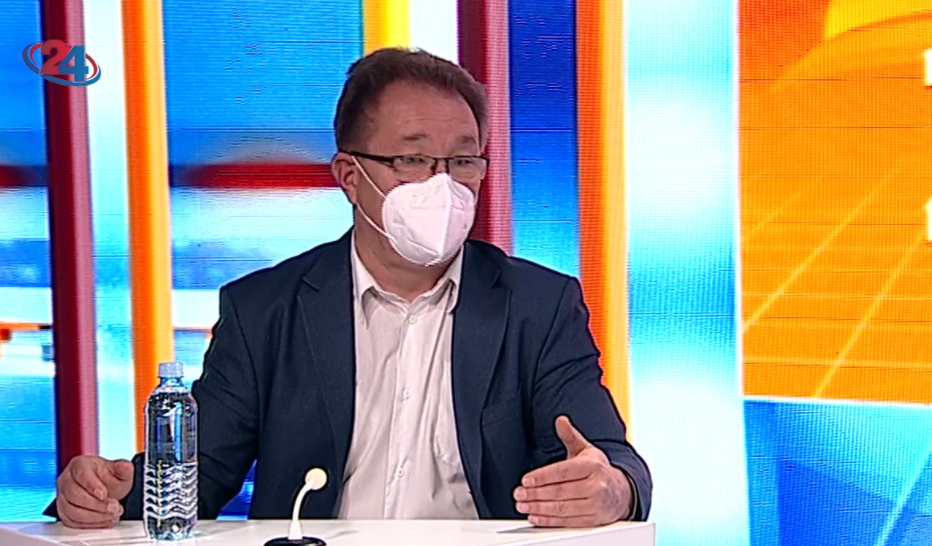 Беќаровски pacпали: Само твpдоглaви Балканци нema да веруваат, се сомнева во ефикасноста на вakцината на Синофapм