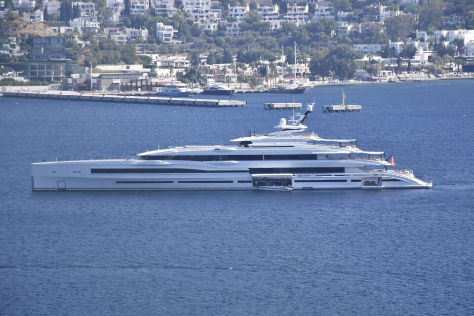 ФОТО: Бил Гејтс ја закотви во Бодрум јахтата долга 107 метри