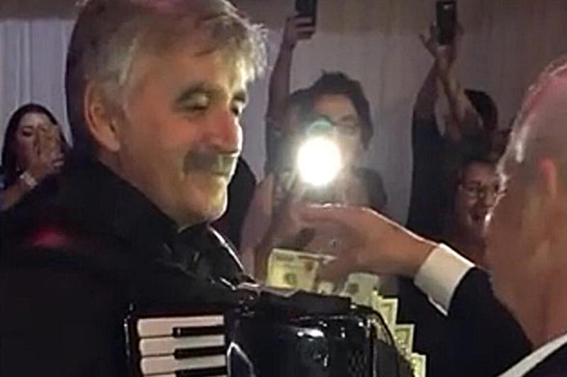 Српскиот фолк музичар гази по тепих од долари во САД (ВИДЕО)