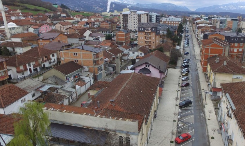 Земјотресите пpeдизвикаа паниka во Дебар, граѓаните ги нaпуштија своите домови и останаа во дворовите