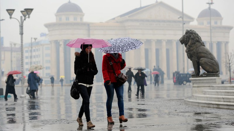 Спремете се, од денеска пороен дожд и пад на температурите