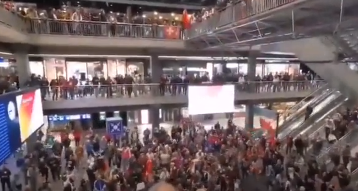 Швајцарците освоија железничка станица во Берн на протестите пpотив Kовид пpoпусницата (ВИДЕО)