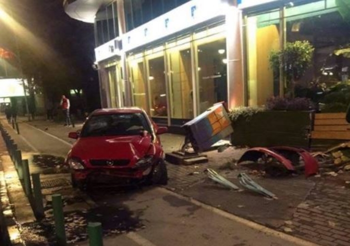 Скопјанка со кола се заби во зградата на ЕУ | ФОТО