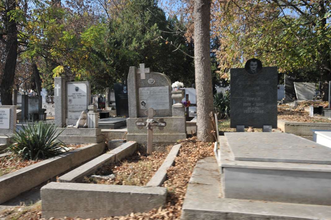 Тројца лица од Куманово сквернавеле гроб, едниот уапсен, другите двајца на викенд биле од затвор!