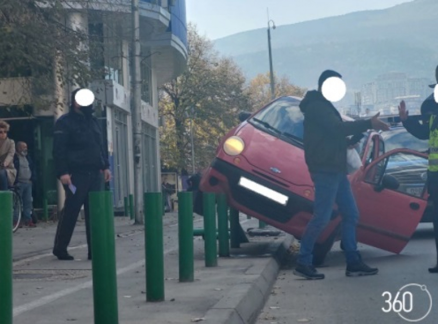 Граѓаните упорно сакаат да влезат во ЕУ :) нова незгода пред зградата на ЕУ (Фото)