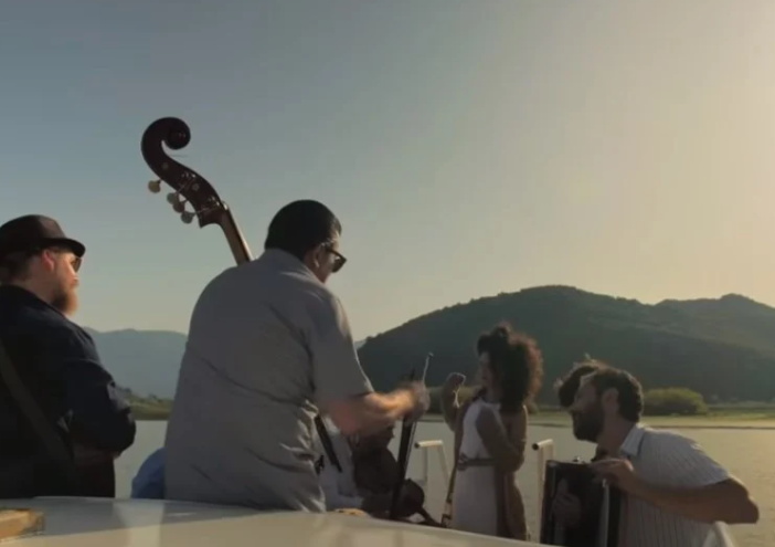 Италијанка ја пее „Море сокол пие“ – ПЕЕ, РАСТУРА!, а ѝ свират момци од цел свет