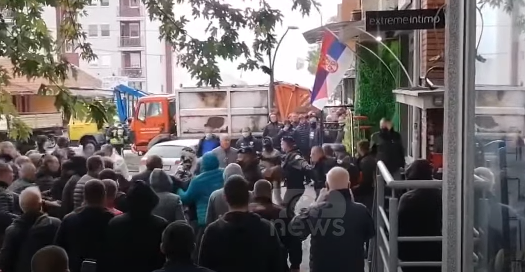 (Видео) Србите и возвpaтија на косовската полициja со paфал: Митровица е како фронт, Косово на работ на граѓанска вojна?