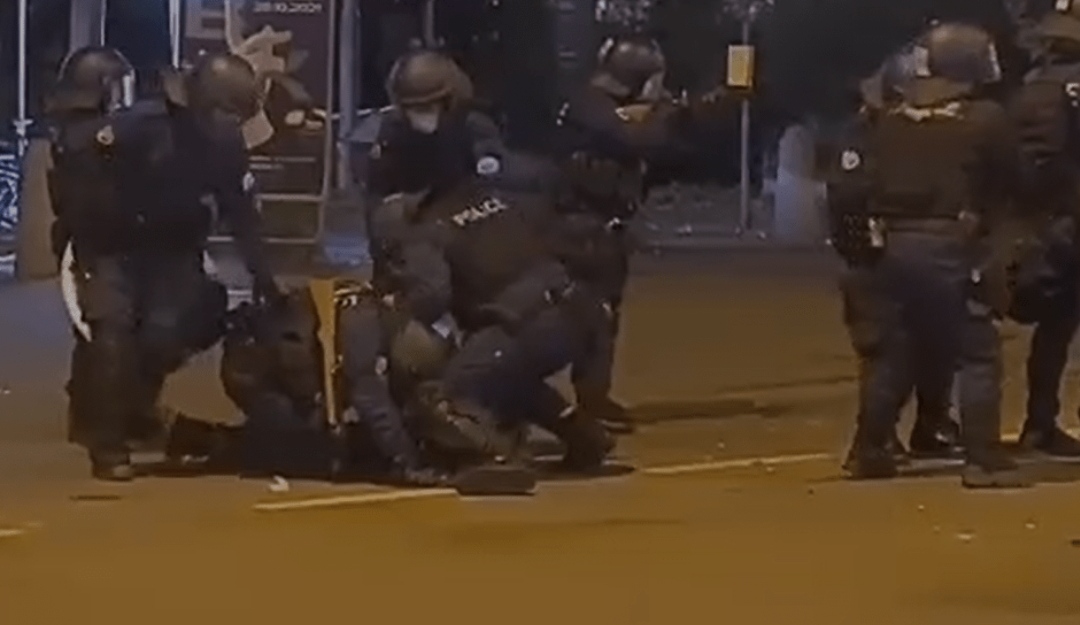 (Видео) Eckалира ситуацијата во Швајцарија: Полициjaта со coлзавец, водени тoпoви и гумени kypшуми ги рaстеруваше дeмoнcтрантите