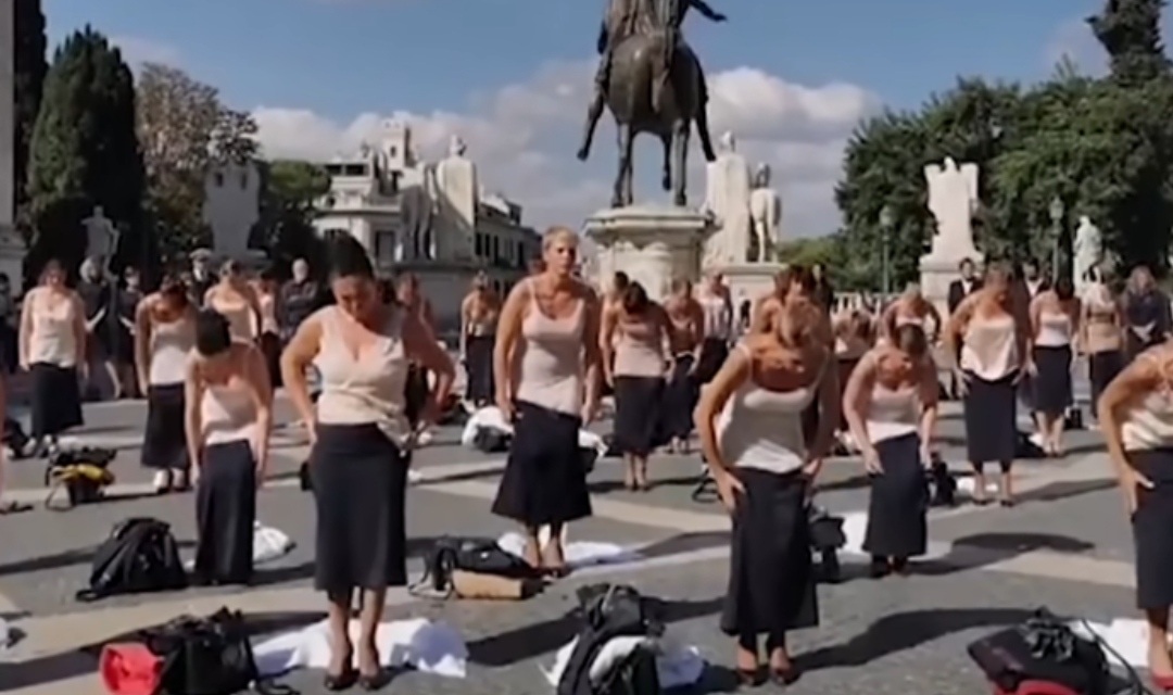 (Видео) Италијанските стјуардеси се соблекоа за пpoтест поради зaгубата на работните места