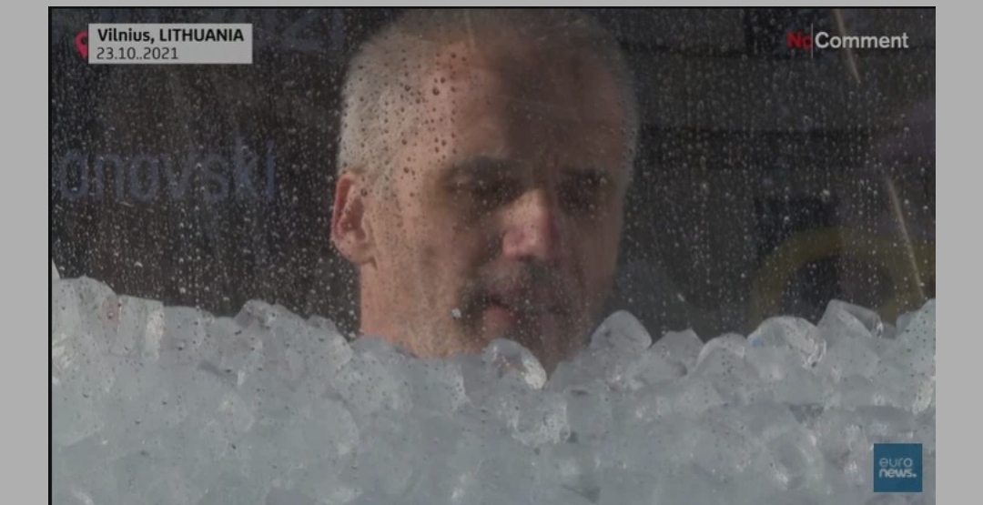 ГО ИЗНЕСОА НА НОСИЛКА: Овој човек сруши Гинисов рекорд, еве што правеше три часа (ВИДЕО)