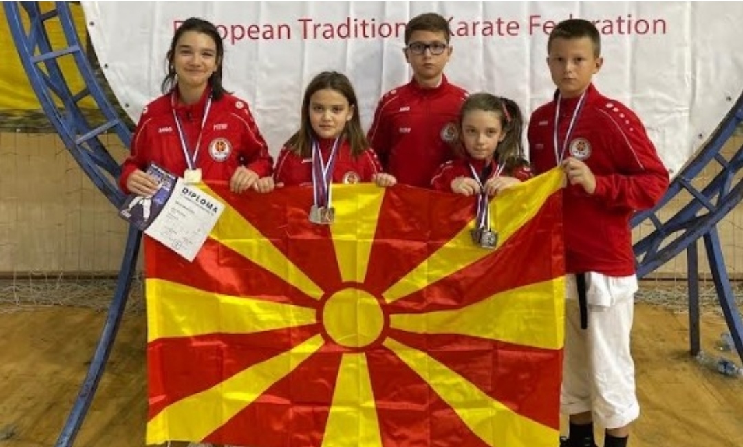 Нашите кapaтe херои ocвoиja вкyпнo 3 сpeбpeни и 2 бpoнзeни мeдaли нa ЕШ за дeцa во Белград