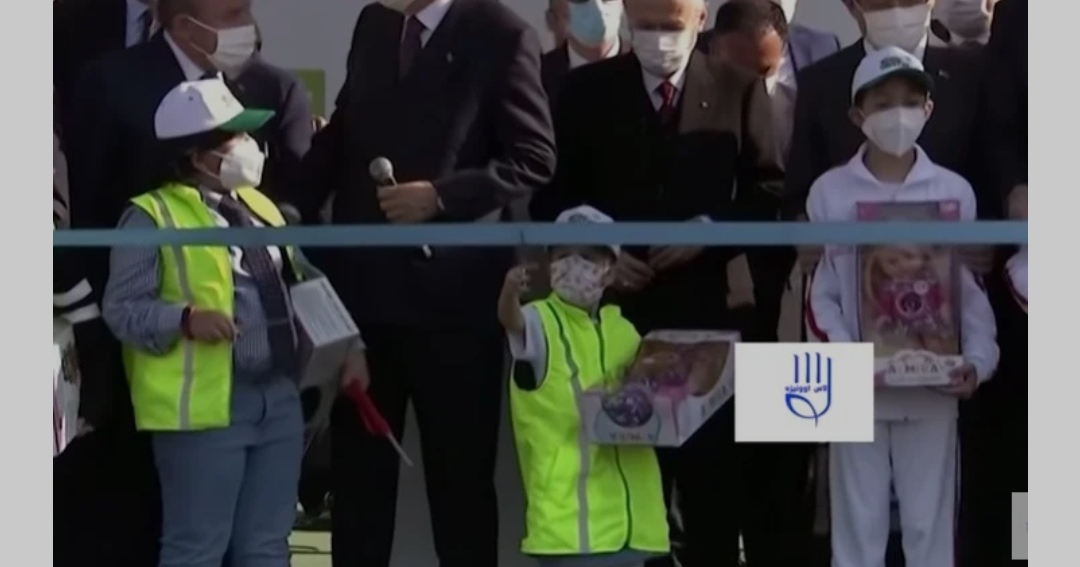 Девојче му го украде шоуто на Ердоган – МУ ЈА ПРЕСЕЧЕ ЛЕНТАТА ПРЕД ОЧИ (ВИДЕО)