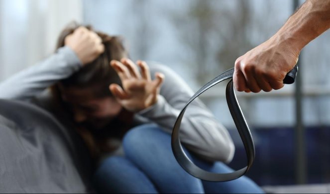 Со каиш ја тепал сопругата, замавнал со нож кон ќерката, гостиварец вршел семејно насилство