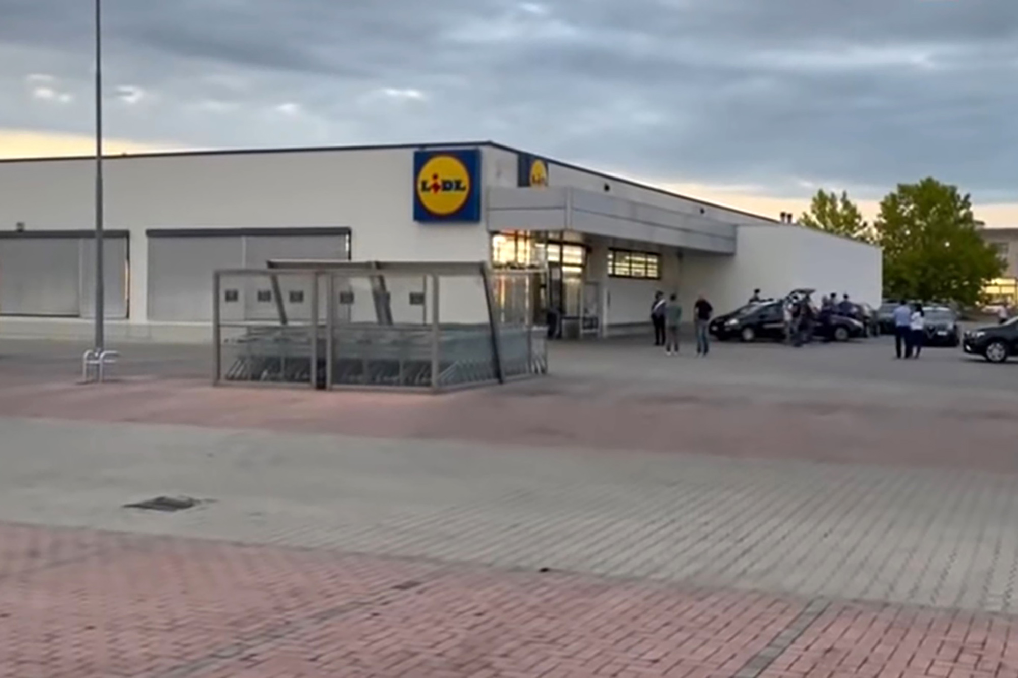 УЖAC: Го y6ила cинот (2), а тел0то го фpлила во контејнер во маpкет