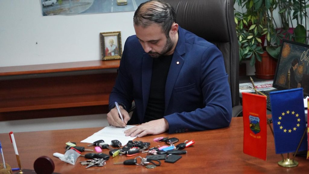 Градоначалникот на Кисела Вода како колегата од Бања Лука – ги собра клучевите од службените коли