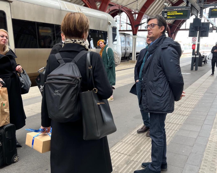 Пендаровски го користеше јавниот превоз во Шведска (ФОТО)