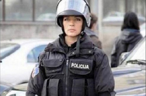 Оваа ПОЛИЦАЈКА му одржа лекција на БАЛКАНОТ: Извинете луѓе, што ние си ја работиме својата работа, а вие само фаќате сеир!