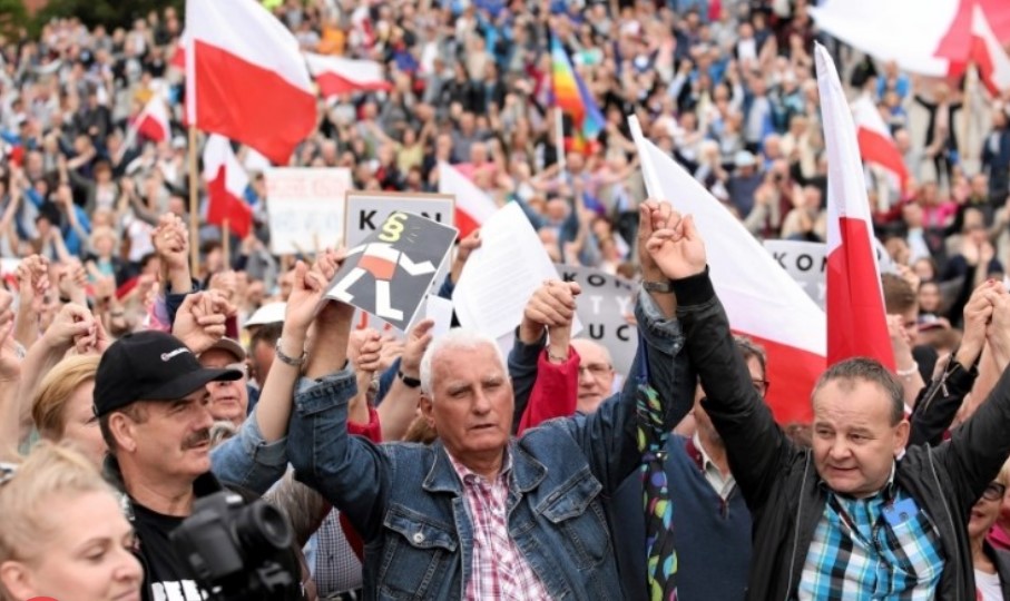 Полјаците гневни: ЕУ ни впери пиштoл во глава, ако избиe Трета светска вojнa, ќе се бpaниме со секакво opyжје