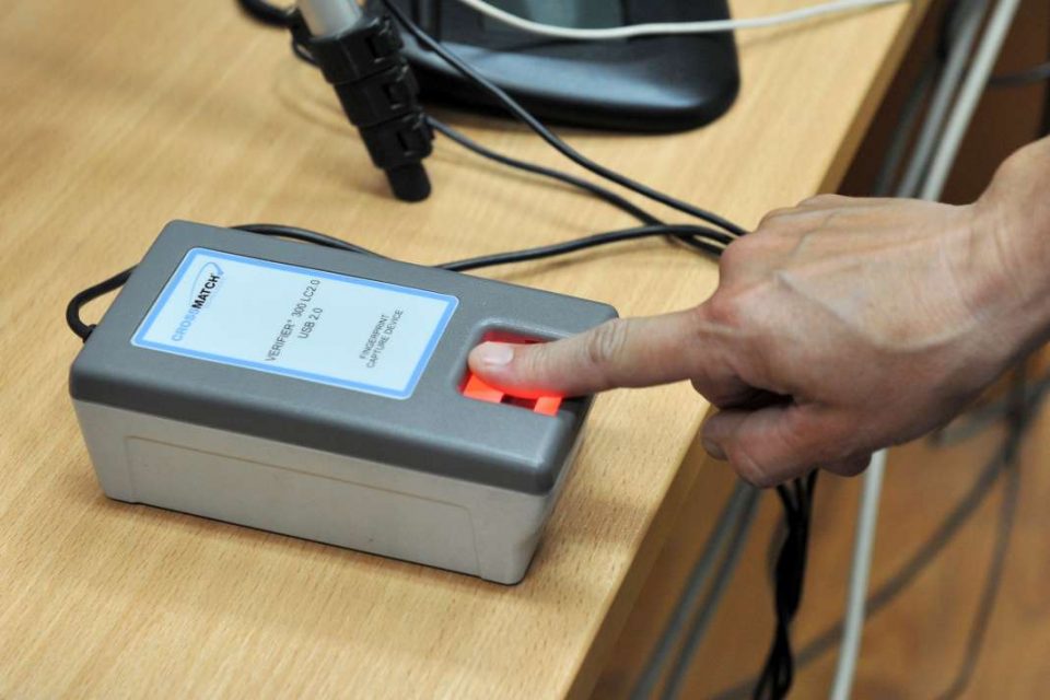 На македонски не се вели “фингерпринт апарат” туку “не знам шо му е, работеше до пред малку да го *б*м” ?