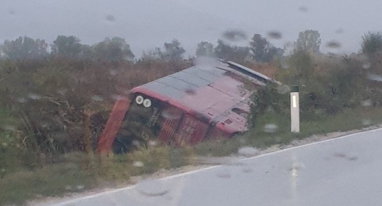 Се преврте автобус со работници во Битола, пет лица повредени