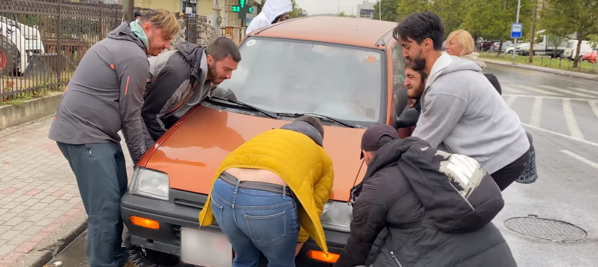 РАЧНО КРЕНАА АВТОМОБИЛ ОД ВЕЛОСИПЕДСКА ПАТЕКА (Видео)