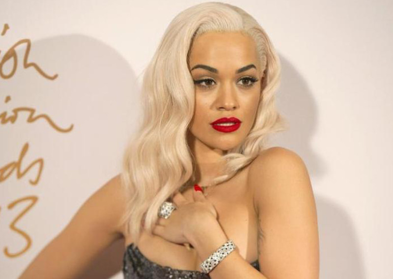 Рита Ора се СОБЛЕЧЕ, ГРАДИТЕ ЕДВАЈ ГИ ПОКРИ СО РАЦЕТЕ (ФОТО)