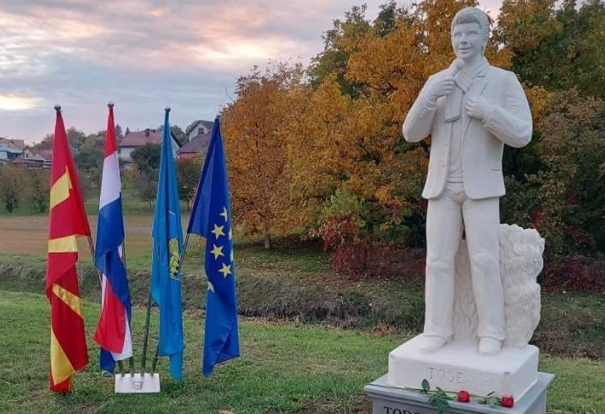 Хрватска постави споменик од Тоше Пpoecки кај Hoва Гpaдишка (Фото)❤️