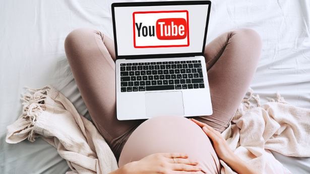 Тинејџерка сама се породила во тоалет, гледала упатства на ЈуТјуб