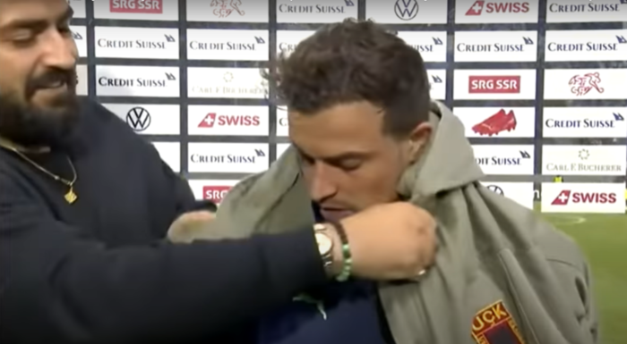 На Шаќири му облекоа јакна со амблем на УЧК, еве како реагираше (ВИДЕО)