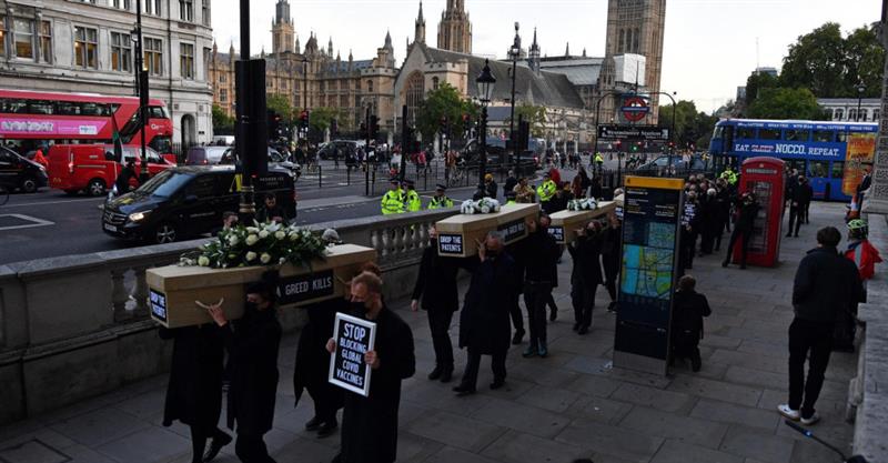 Во Лондон „Погребна поворка“: Алчноста на фармацевтските компании убива !(ВИДЕО)
