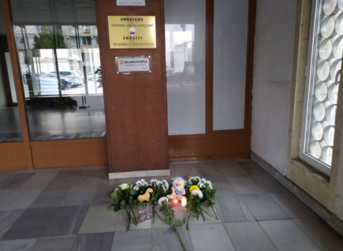 (ФОТО) Цвеќе и играчки осамнаа пред македонската Амбасада во Софија