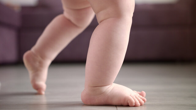 Вистинско чудо: Бебе проодува по само неколку минути од раѓањето (ВИДЕО)