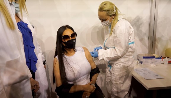 ВО ВИЕНА ЦЕЦА направи спектакл: Масовна вакцинација, полни пунктови, таа им испратила порака