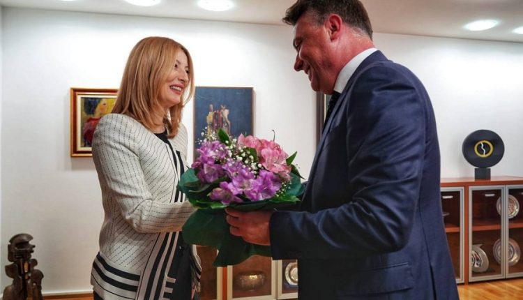 Скопје и официјално има жена градоначалник, Шилегов и подари цвеќе (ФОТО)