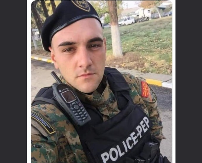 Ова е ПОЛИЦАЕЦОТ кој изгуби работа што им удрил ШАМАР на лица кои управувале возило ПИЈАНИ (Фото)