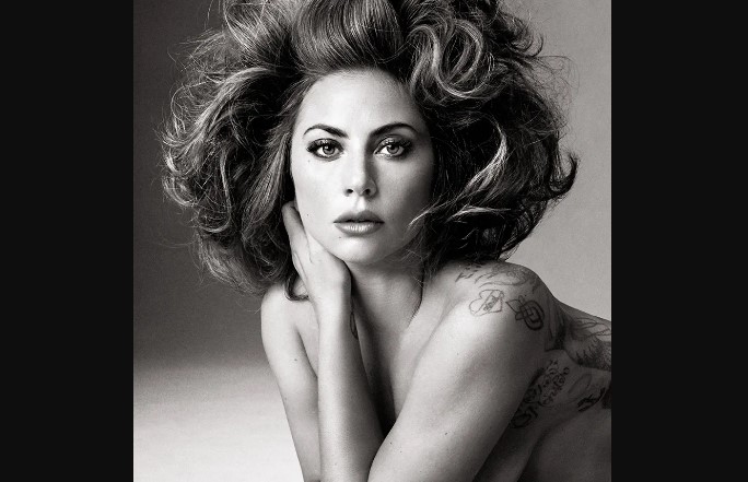 (ФОТО) Лејди Гага позираше ГОЛА за декемвриското издание на Вог