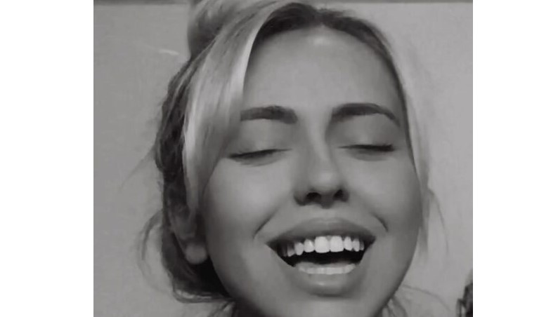 Гиговска ја отпеја „Поноч“ од филмот Тома, па побара оценка од кафанџиите :)(Видео)