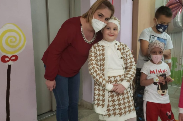 Им кажа збогум на хемотерапиите – Ѓурѓица силно удри на ѕвончето, за сите да ја слушнат нејзината победа (ФОТО)?